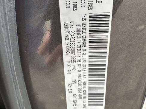 Used 2019 Chrysler Pacifica Touring-L FWD image 38
