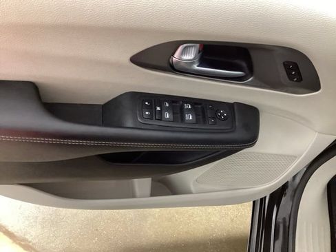 Used 2023 Chrysler Pacifica Touring-L FWD image 11