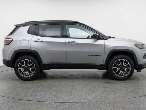 Used 2025 Jeep Compass Trailhawk image 11