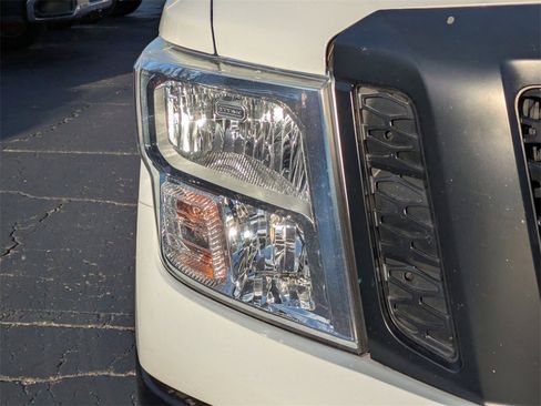 Used 2018 Nissan Titan S image 10