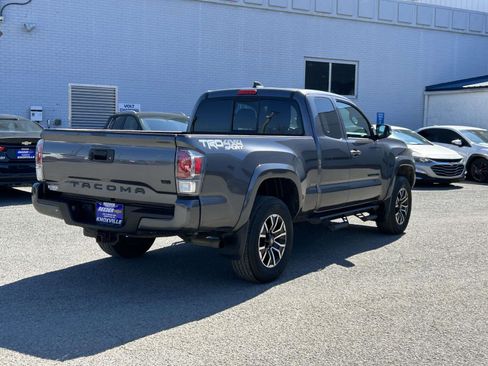 Used 2022 Toyota Tacoma TRD Sport w/ TRD Premium Sport Package image 3
