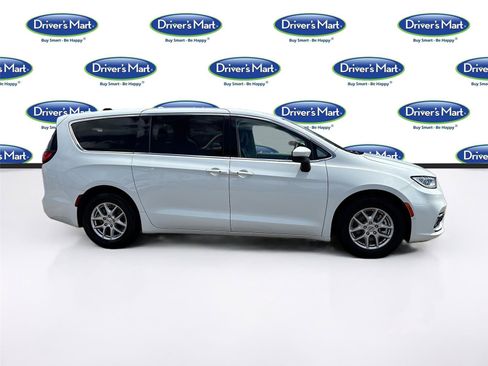 Used 2023 Chrysler Pacifica Touring-L FWD image 8