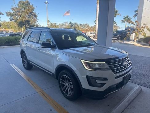 Used 2017 Ford Explorer XLT image 3