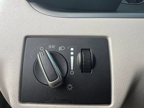 Used 2012 Volkswagen Routan SE FWD image 22