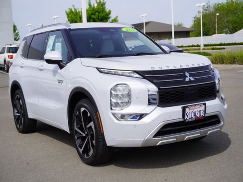 Used 2024 Mitsubishi Outlander SEL image 1