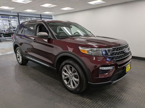 Used 2022 Ford Explorer XLT w/ Equipment Group 202A image 3