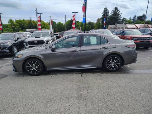 Used 2023 Toyota Camry SE w/ Cold Weather Package FWD image 9