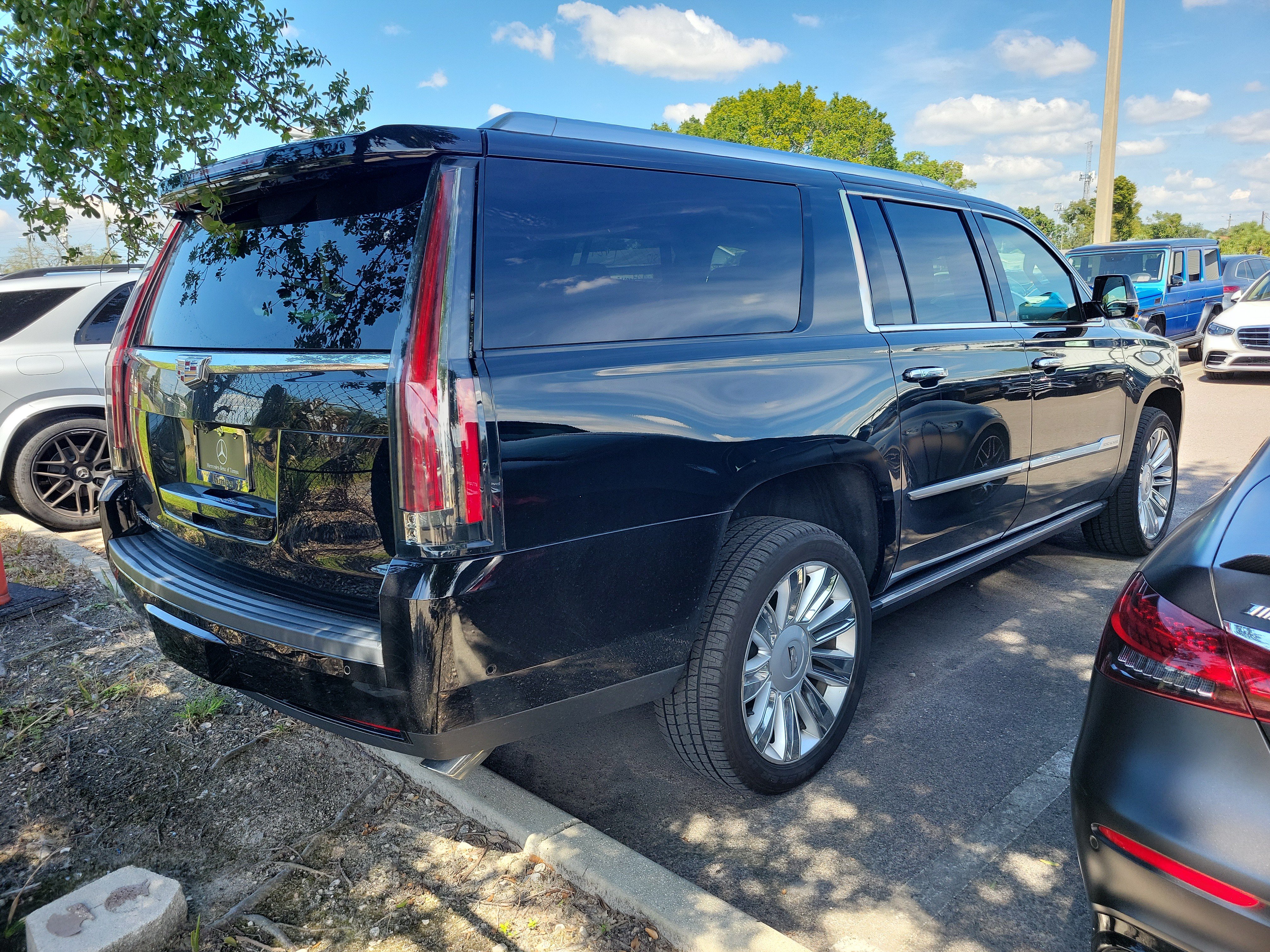 Used 2019 Cadillac Escalade ESV Platinum RWD image 3