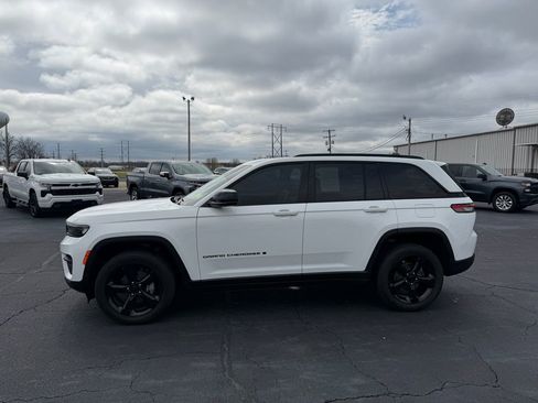 Used 2024 Jeep Grand Cherokee Altitude image 25