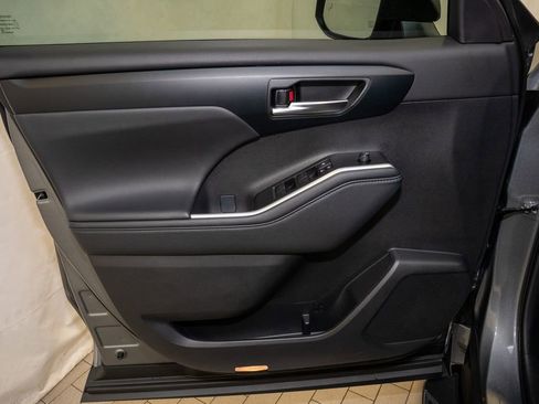 Used 2025 Toyota Highlander XLE image 14