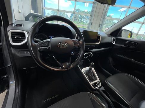 Used 2022 Hyundai Venue Limited FWD image 13