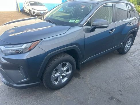 Used 2022 Toyota RAV4 XLE w/ Convenience Package AWD/4WD image 4