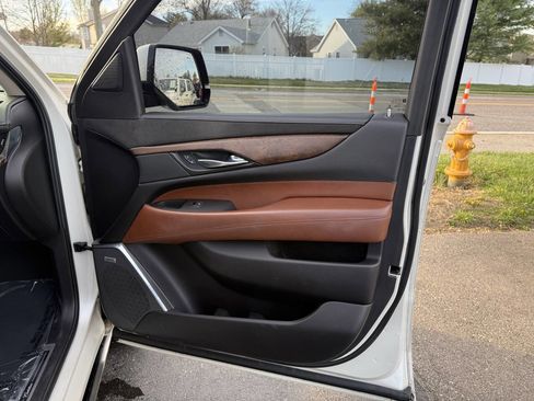 Used 2015 Cadillac Escalade Premium image 8
