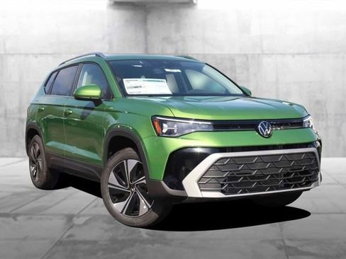 New 2026 Volkswagen Taos SE image 2