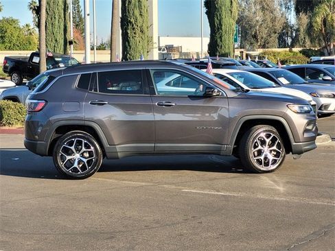 Used 2024 Jeep Compass Latitude image 4