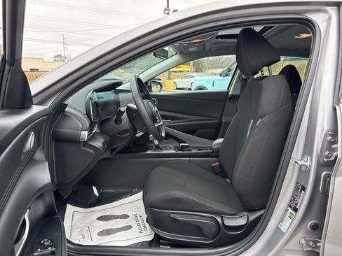 Used 2025 Hyundai Elantra SEL image 12