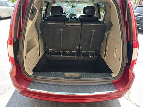 Used 2014 Chrysler Town & Country Touring FWD image 10