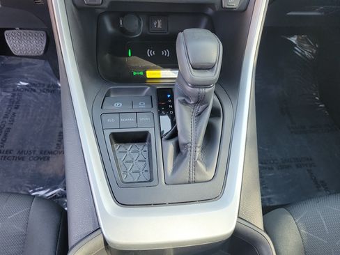 Used 2024 Toyota RAV4 XLE FWD image 22