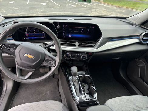 Used 2025 Chevrolet Trax LT image 27