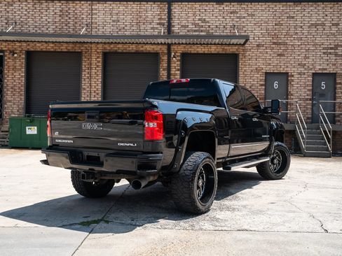 Used 2018 GMC Sierra 2500 Denali w/ Duramax Plus Package AWD/4WD image 2