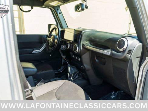 Used 2018 Jeep Wrangler Unlimited Sahara w/ Dual Top Group AWD/4WD image 45