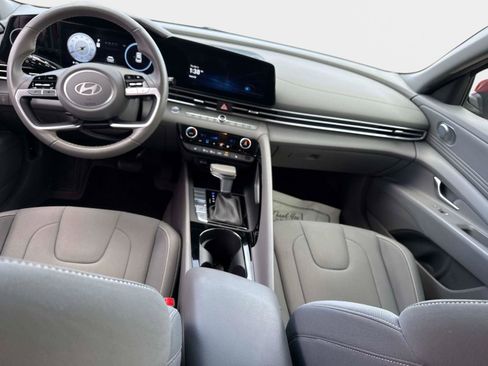 Certified 2025 Hyundai Elantra SEL image 16