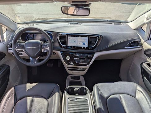Used 2023 Chrysler Pacifica Touring-L FWD image 24