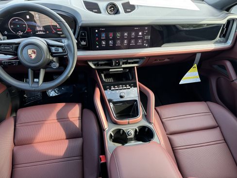 Certified 2025 Porsche Cayenne Coupe AWD/4WD image 19