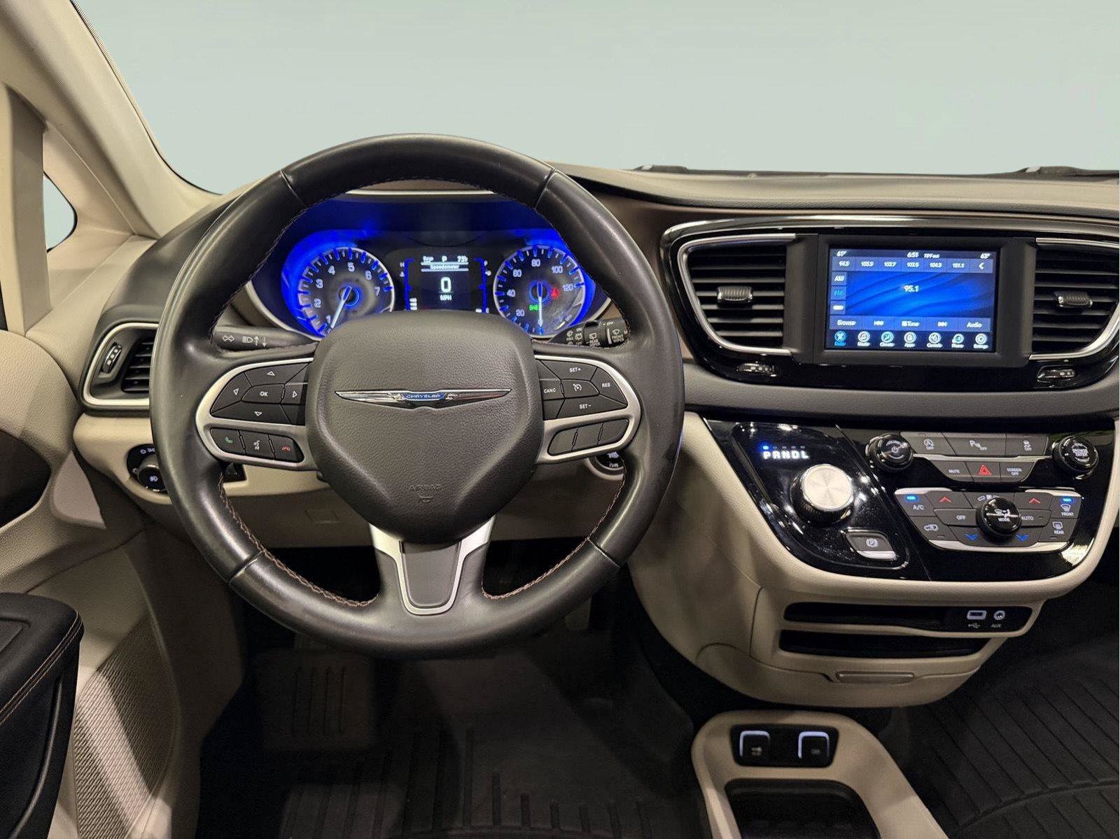 Used 2018 Chrysler Pacifica Touring-L FWD image 36