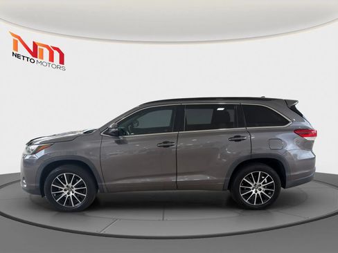 Used 2018 Toyota Highlander SE FWD image 2