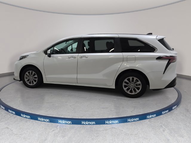 Used 2025 Toyota Sienna XLE FWD image 8