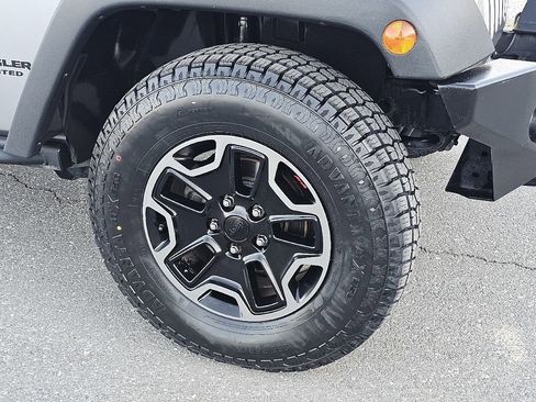 Used 2015 Jeep Wrangler Unlimited Rubicon AWD/4WD image 9