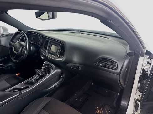 Used 2016 Dodge Challenger SXT image 28