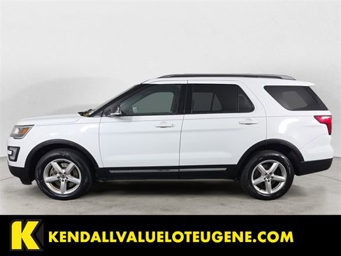 Used 2017 Ford Explorer XLT image 2