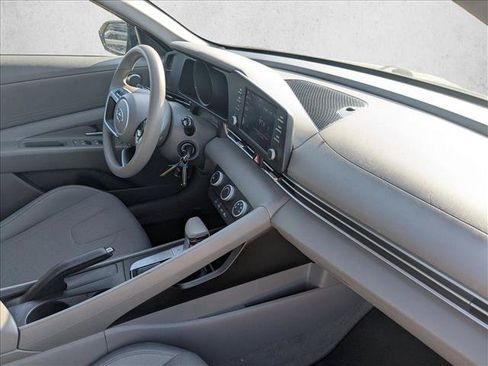 Used 2022 Hyundai Elantra SE FWD image 19