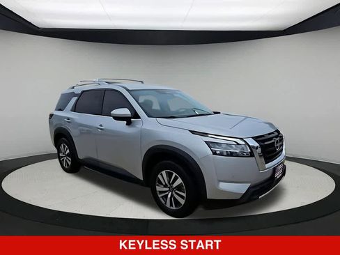 Used 2023 Nissan Pathfinder SL FWD image 2
