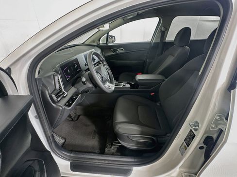 Used 2025 Kia Sportage LX FWD image 13