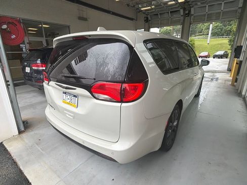 Used 2020 Chrysler Pacifica Touring w/ S Appearance Package FWD image 5