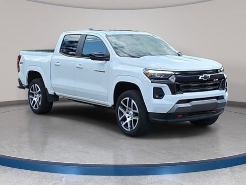 Used 2023 Chevrolet Colorado Z71 w/ Z71 Convenience Package 2 AWD/4WD image 3