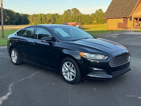 Used 2014 Ford Fusion SE image 2