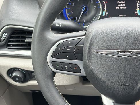 Used 2024 Chrysler Pacifica Touring-L FWD image 8