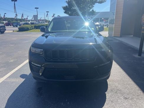 Used 2023 Jeep Grand Cherokee Limited w/ Black Appearance Package AWD/4WD image 3