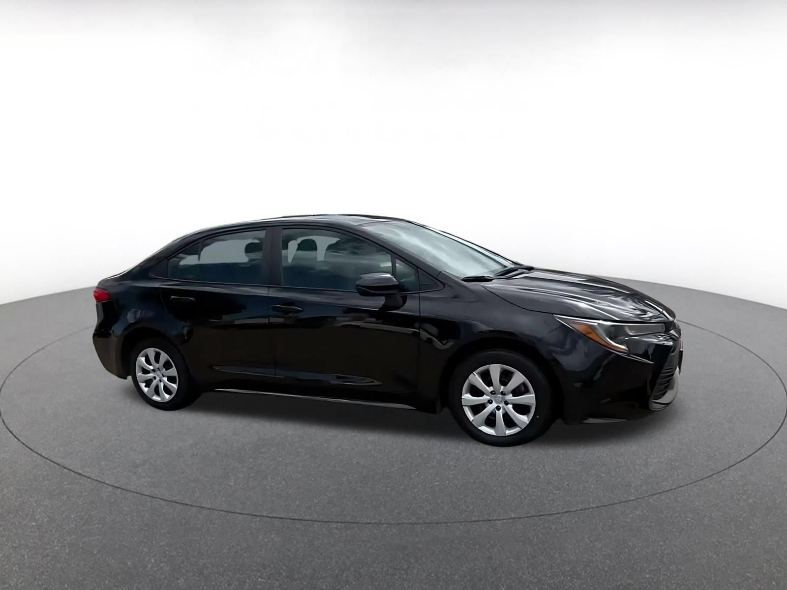Used 2025 Toyota Corolla LE FWD image 2