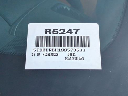 Certified 2025 Toyota Highlander Platinum image 18