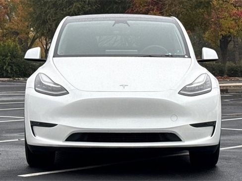 Used 2023 Tesla Model Y Long Range image 12