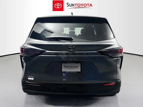 Used 2026 Toyota Sienna LE FWD image 5