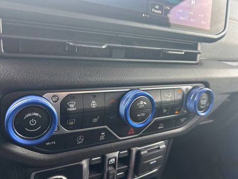 Used 2024 Jeep Gladiator Sport image 23