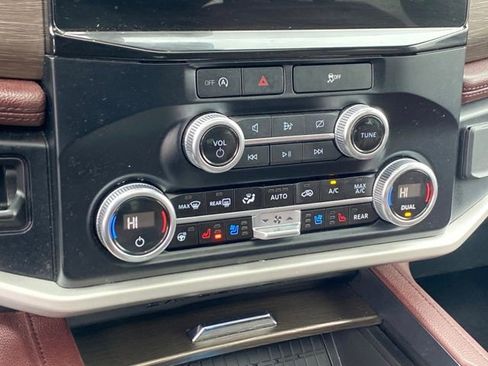 Used 2024 Ford Expedition Limited image 11