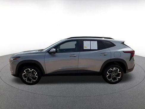 Used 2025 Chevrolet Trax LT FWD image 8