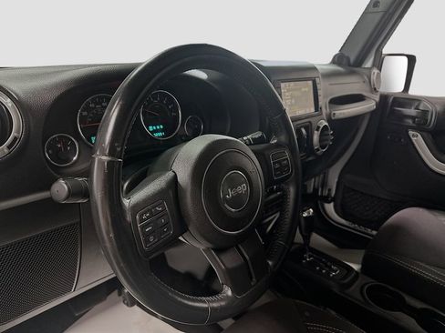 Used 2014 Jeep Wrangler Unlimited Sahara w/ Dual Top Group AWD/4WD image 10